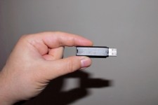 Представлена первая в мире беспроводная флешка для iPhone