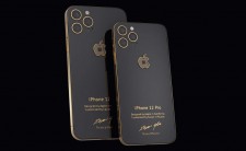 В России представили iPhone 12 Pro с кусочком водолазки Стива Джобса