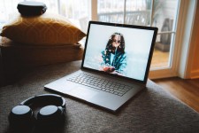 Microsoft изобрела ноутбук с подстраивающимися под взгляд пользователя углами обзора