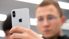 Apple перестала блокировать iPhone после замены дисплея, но «сломала» цветопередачу в них